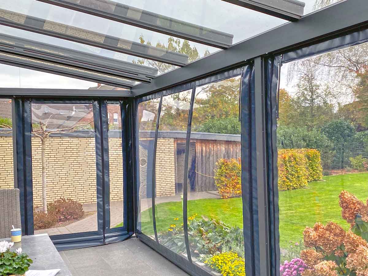 Terrassenplane nach Ma&szlig; als seitlicher Wetterschutz an einer Terrasse