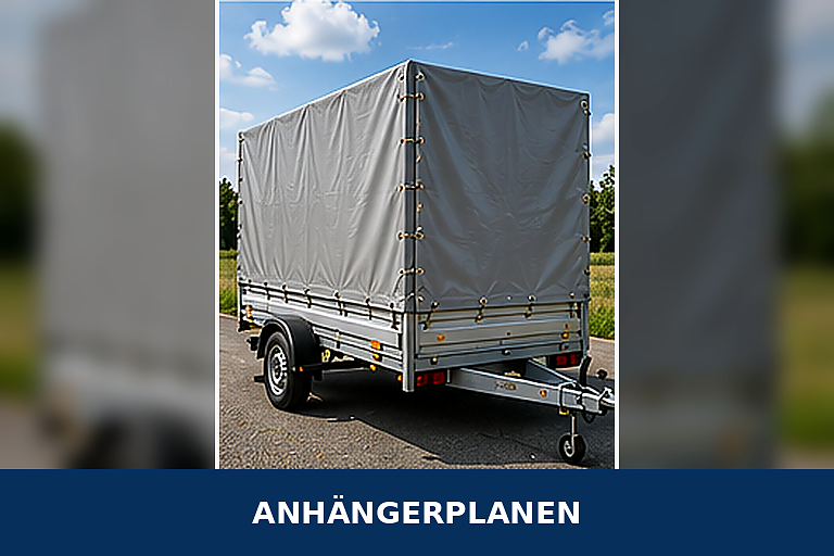 Graue passgenaue Anh&auml;ngerplane auf einem offenen Pkw-Anh&auml;nger